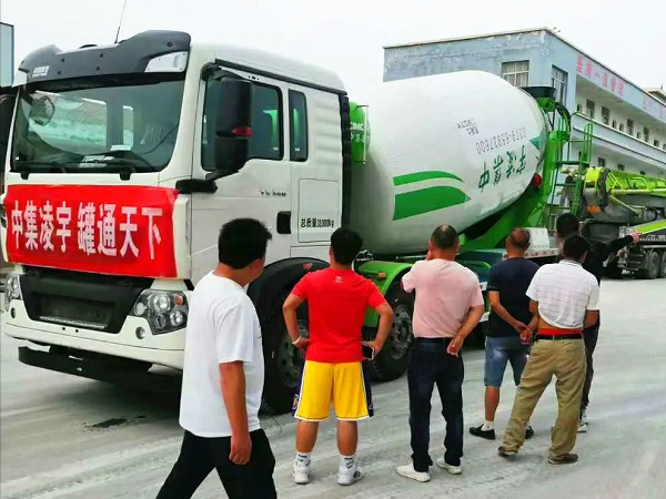 開攤啦！凌宇攪拌車“擺攤兒”湖北，客戶當場下單！